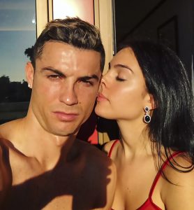 Read more about the article Ronaldo WAG Flaunts 830k In Jewellery On One Hand