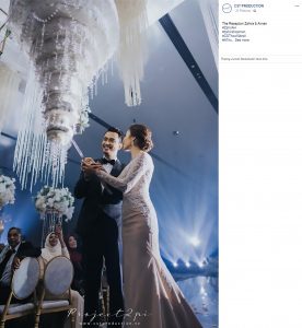 Read more about the article Celeb Couple Weds With Upside Down Chandelier Cake