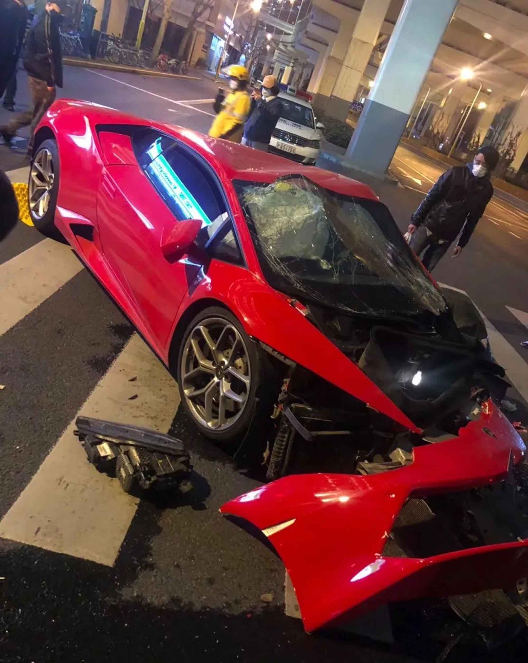 Read more about the article Driver With GF Writes Off Lambo In Column Crash