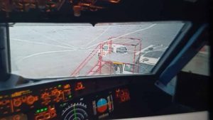 Read more about the article Plane Emergency Lands After Hailstone Cracks Windscreen