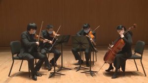 Read more about the article Orchestras Online Concert With Masks Amid COVID Lockdown