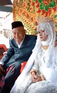 Read more about the article 100yo Indonesian Man Marries Bride In Her 20s