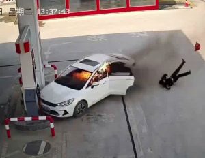 Read more about the article Driver Jumps Out Window On Fire In Petrol Station Crash