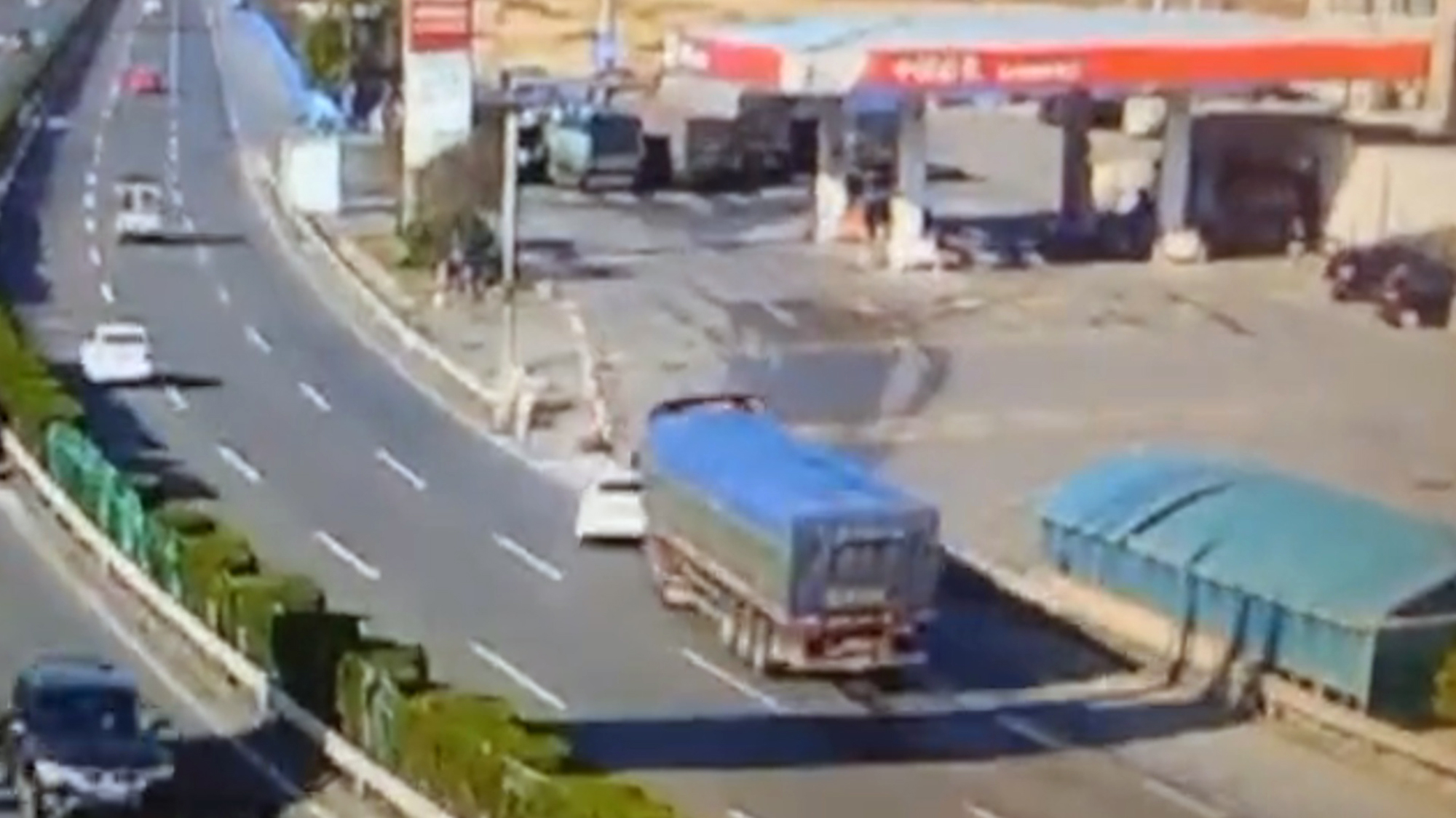 Read more about the article Lorry Dodging Turning Car Overturns Into Petrol Station