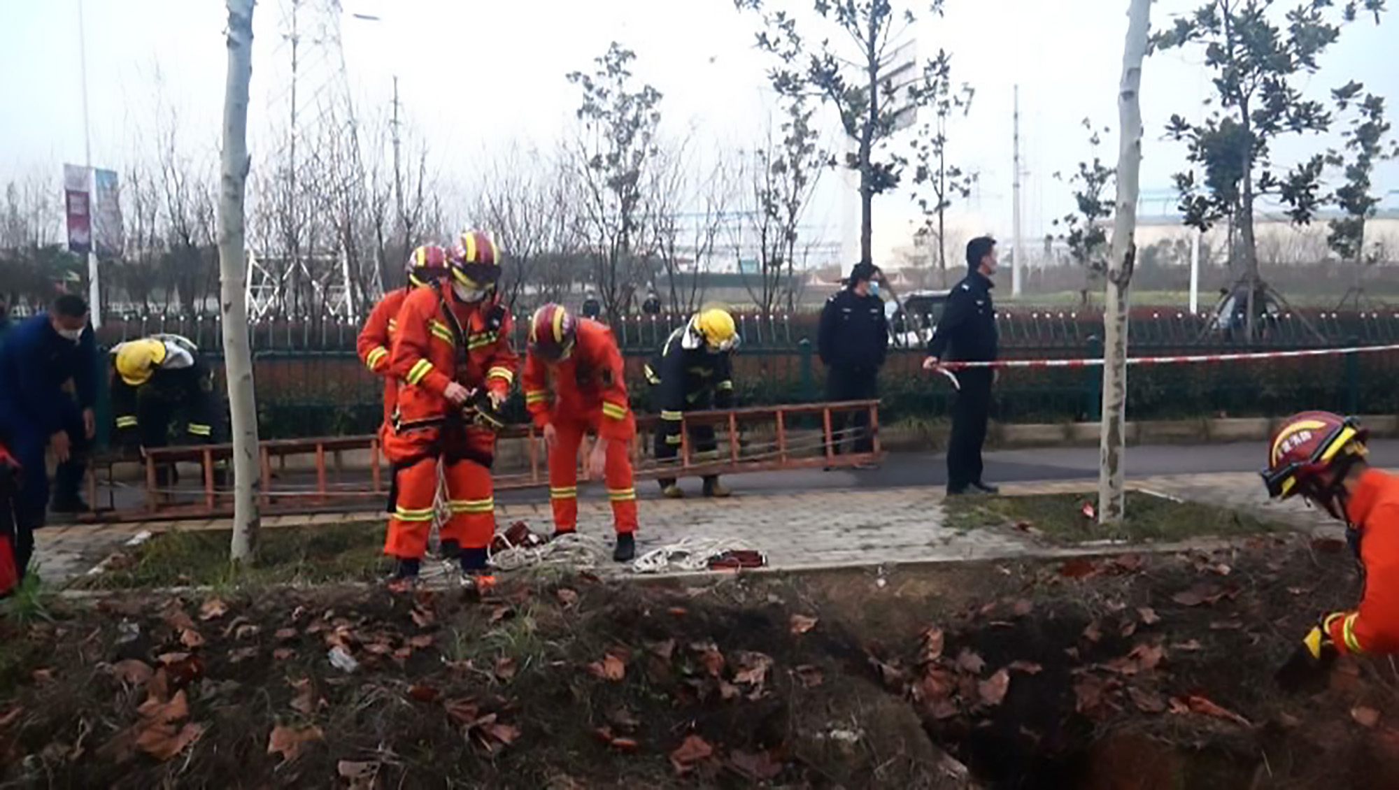 Read more about the article OAP Trying To Pee Into Service Station Ditch Hole Falls