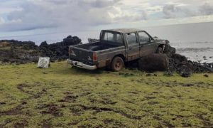 Read more about the article Bungling Mans Car Rolls Into Easter Island Head Figure