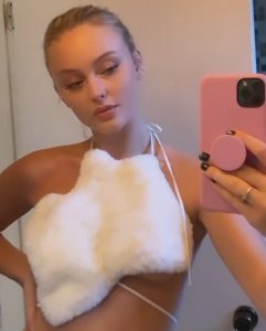 Read more about the article Sexy Swedish Pop Star Zara Larsson Flashes Underboob