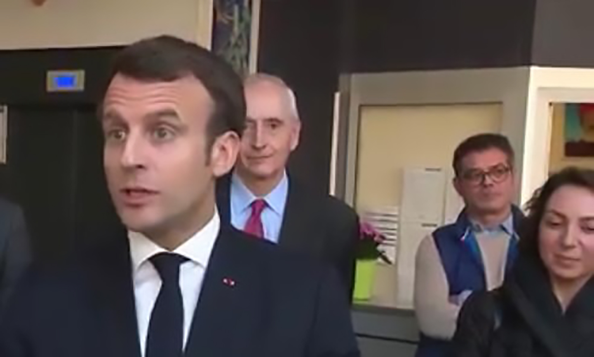 Read more about the article Macron Slammed By Doctors For Not Wearing Face Mask