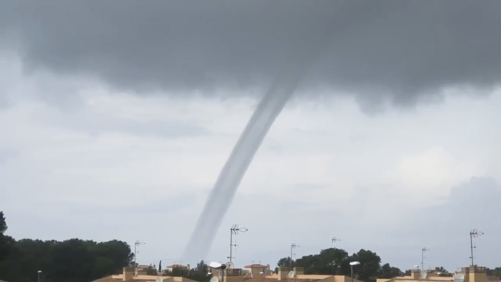 Read more about the article Huge Tornado Filmed In Majorca During Quarantine