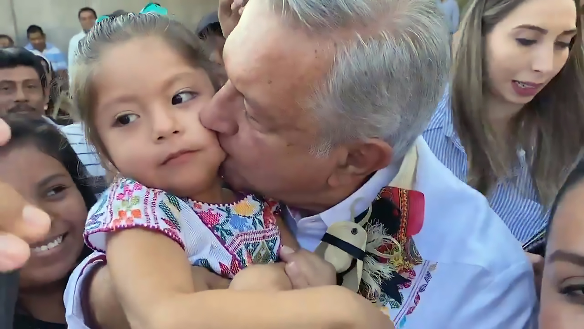 Read more about the article Mexico President Slammed For Kissing Kids In Public