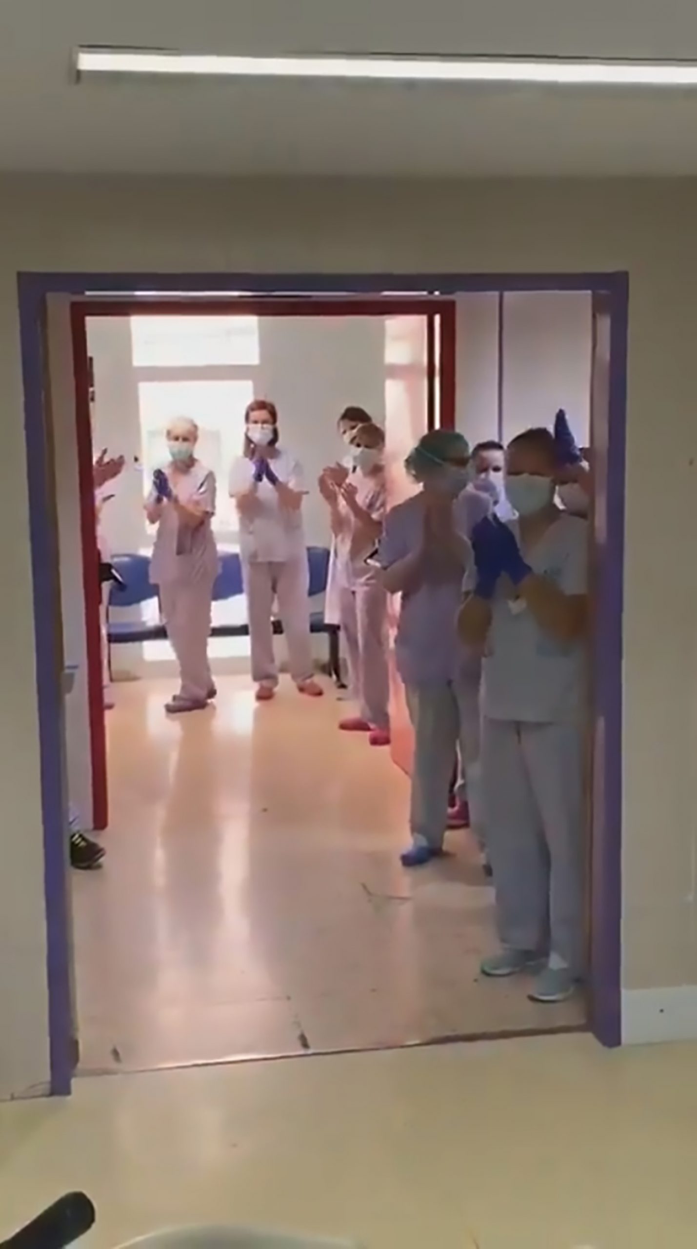Read more about the article Spanish Medics Clap First COVID Patient To Leave ICU