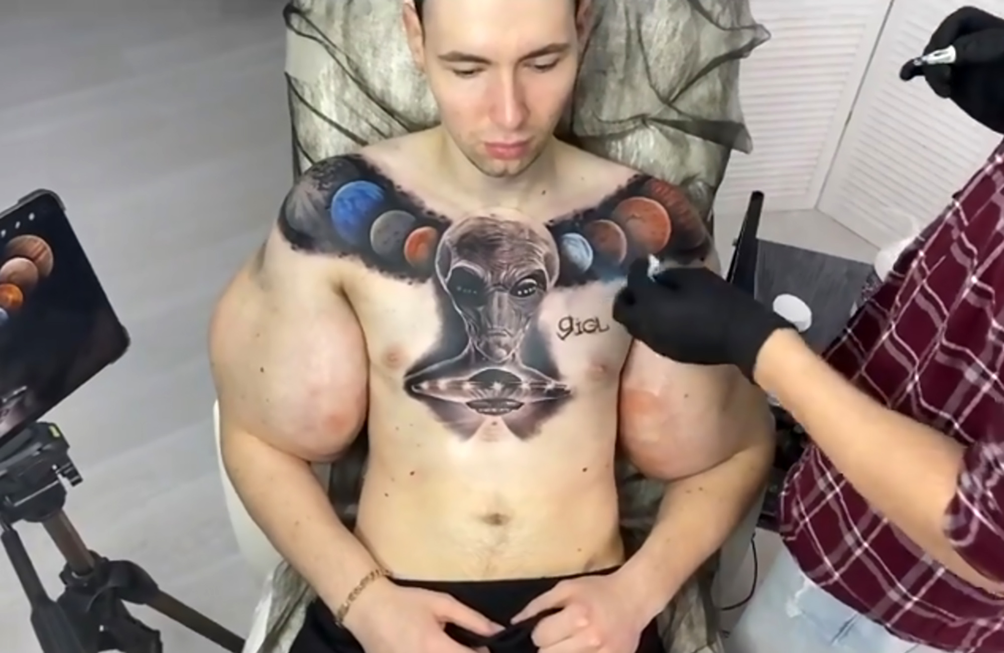 Read more about the article Russian Bodybuilder Popeyes Alien Chest Tattoo