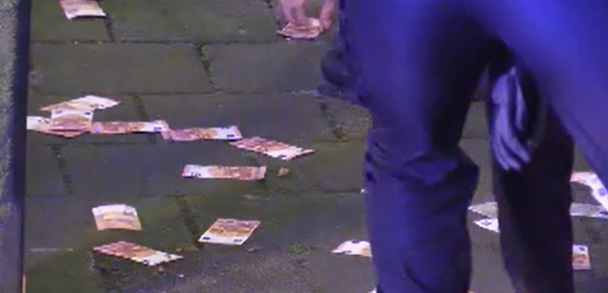 Read more about the article Hundreds Of Thousands Of Euros Scattered On Dutch Street