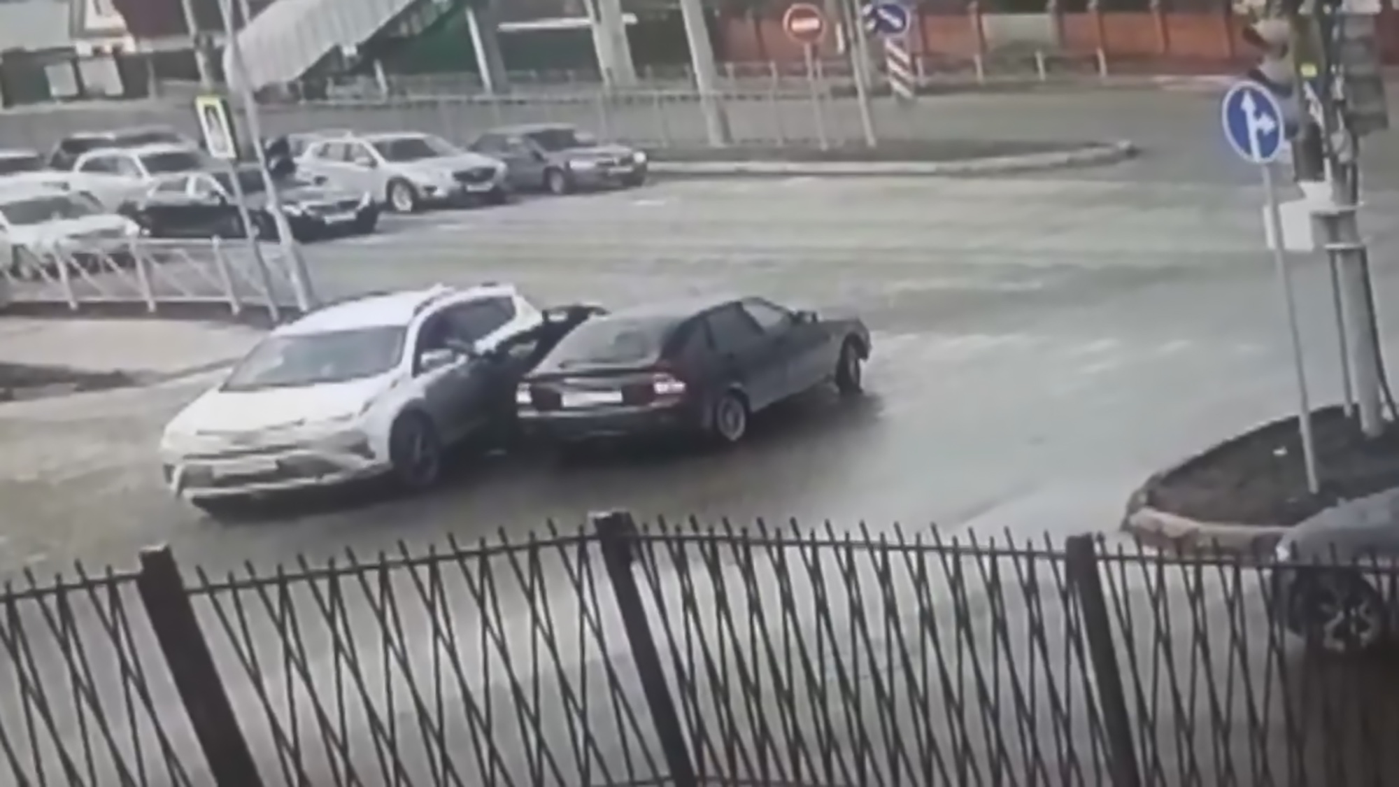 Read more about the article SUV Rams Aggressive Lada Driver In Road-Rage Punch Up