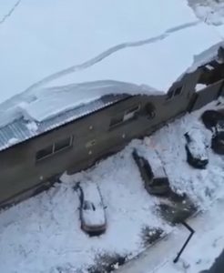 Read more about the article Huge Blocks Of Snow Fall From Roof To Smash Cars Below