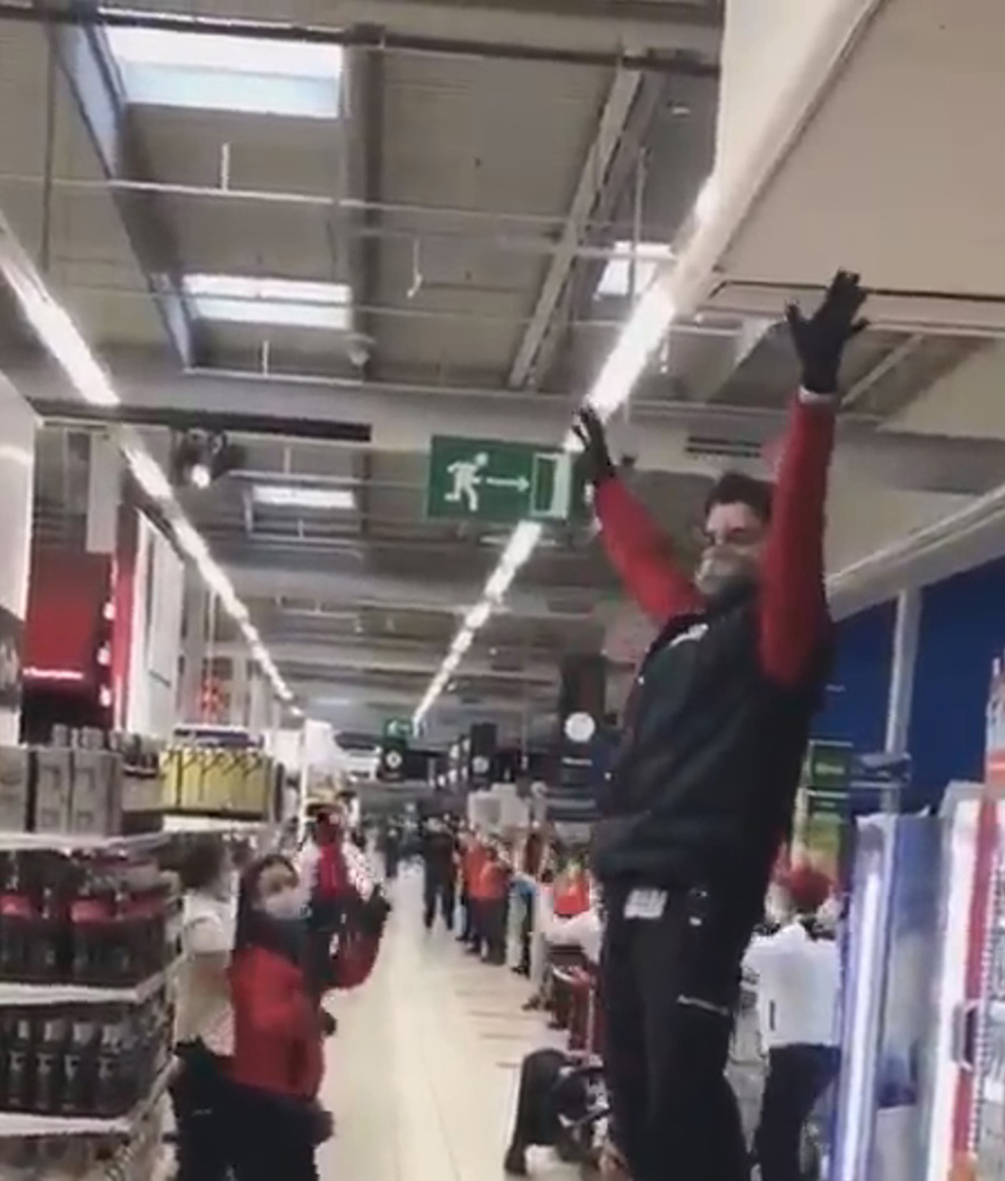Read more about the article Carrefour Employees Sing During Quarantine In Spain