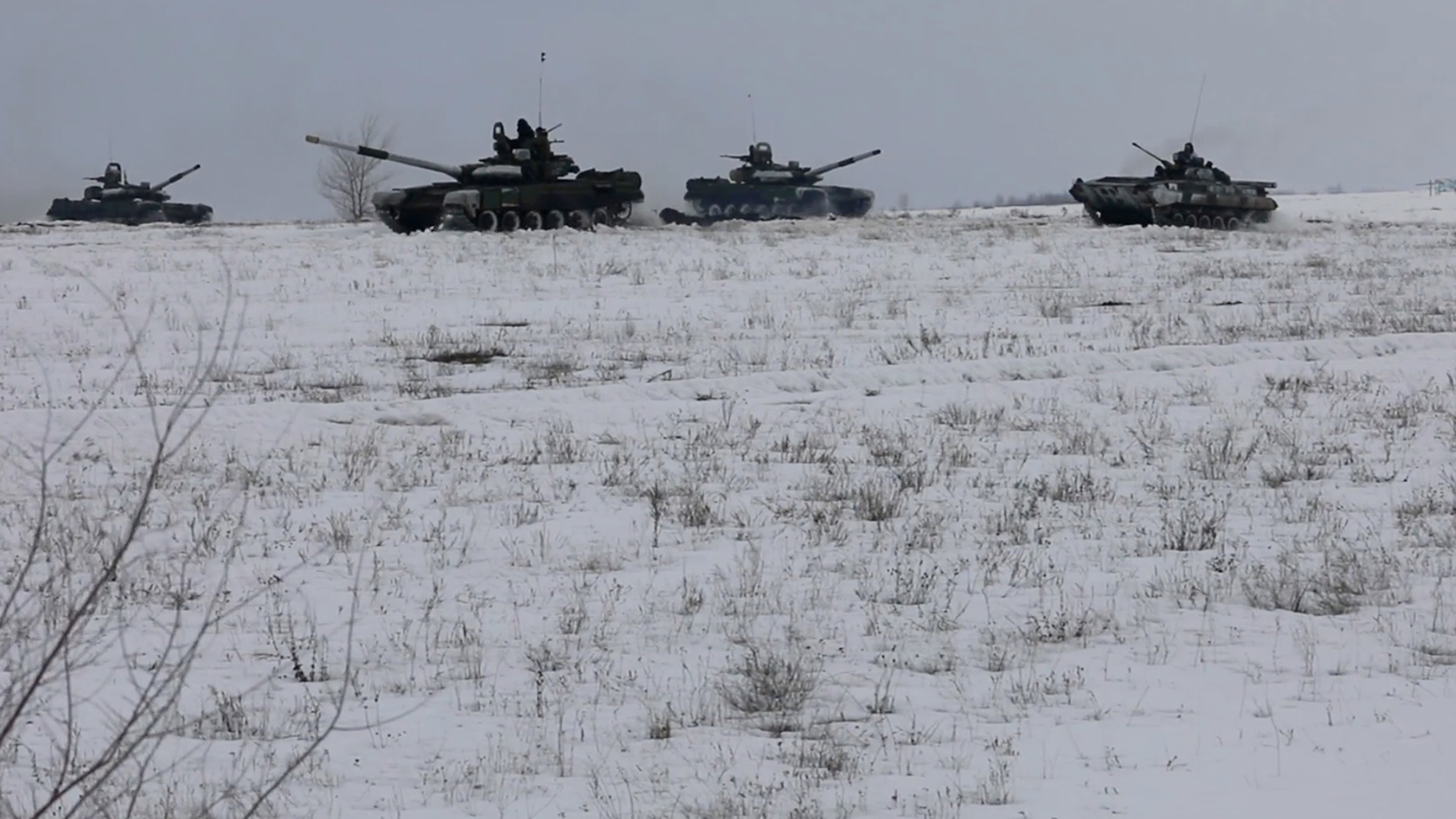 Read more about the article Russian Tanks And Fighter Planes Engage In War Games