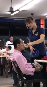Read more about the article Pretty Waitress Pours Beer Into Male Customers Mouth