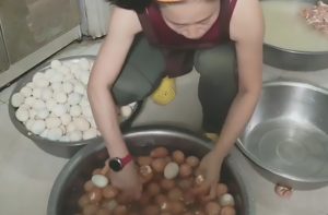 Read more about the article Skilled Chinese Takeaway Owner Peels 100 Eggs A Minute