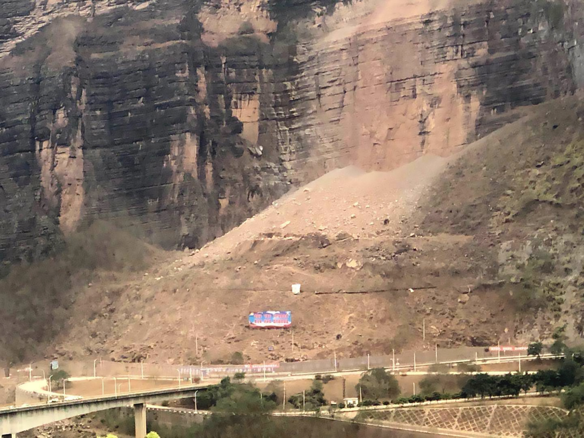 Read more about the article Lorry Speeds Away To Avoid Dramatic Mountain Landslide