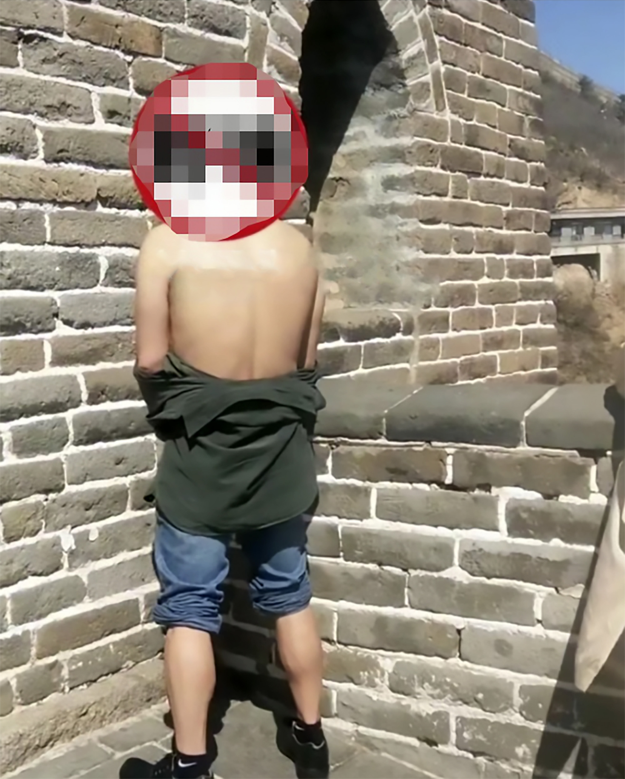 Read more about the article Cops Probe Tourist Snapped Peeing On Great Wall Of China
