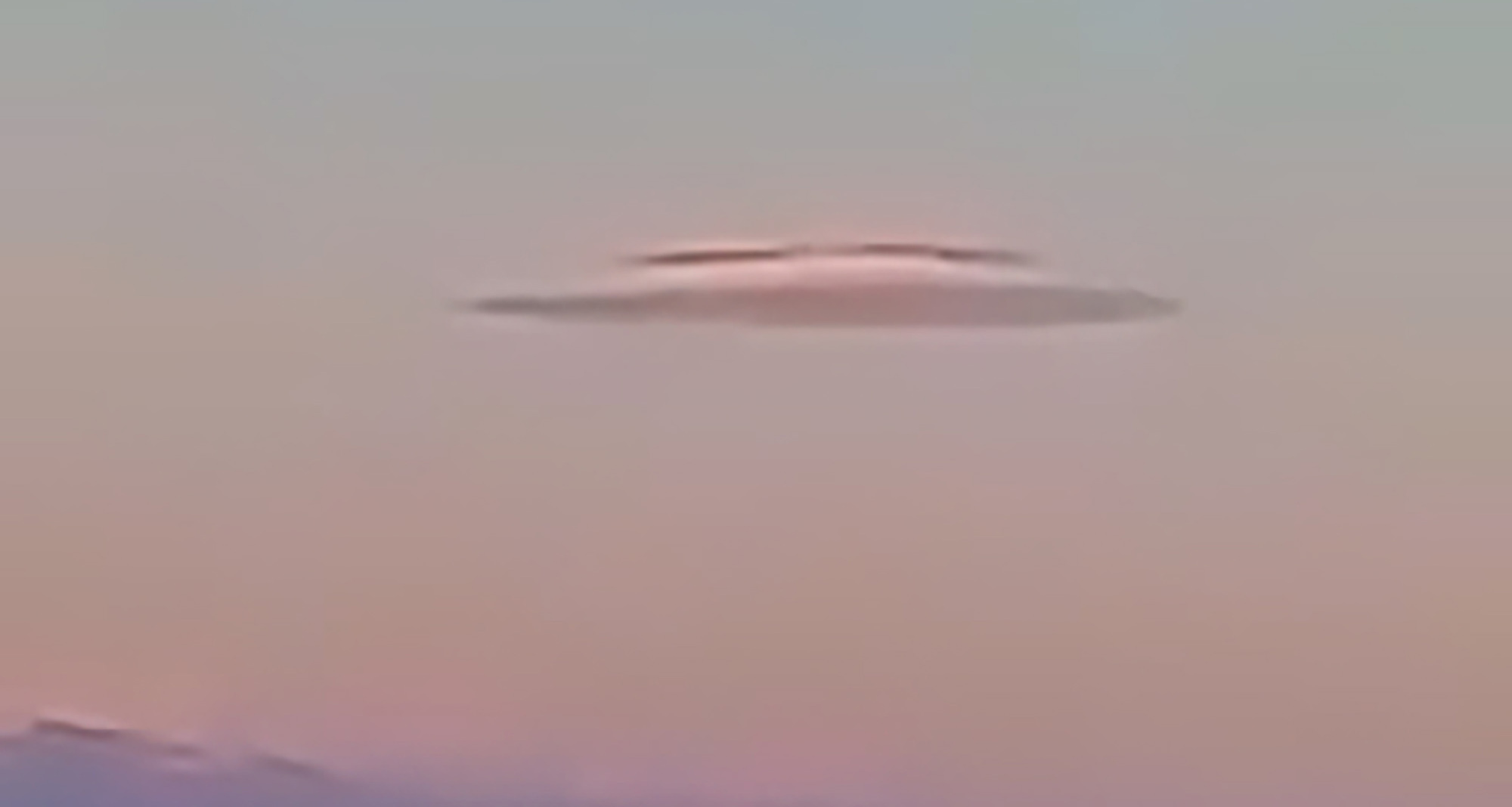 Read more about the article Debate Over Mysterious Cloud-Shaped UFO