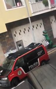 Read more about the article Viral:Dinosaur Taking Out Bins Hides From Cops In Spain