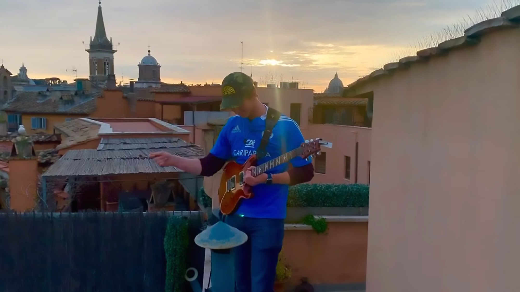 Read more about the article Italian Teen Plays Guitar From Roof To Empty Rome Square