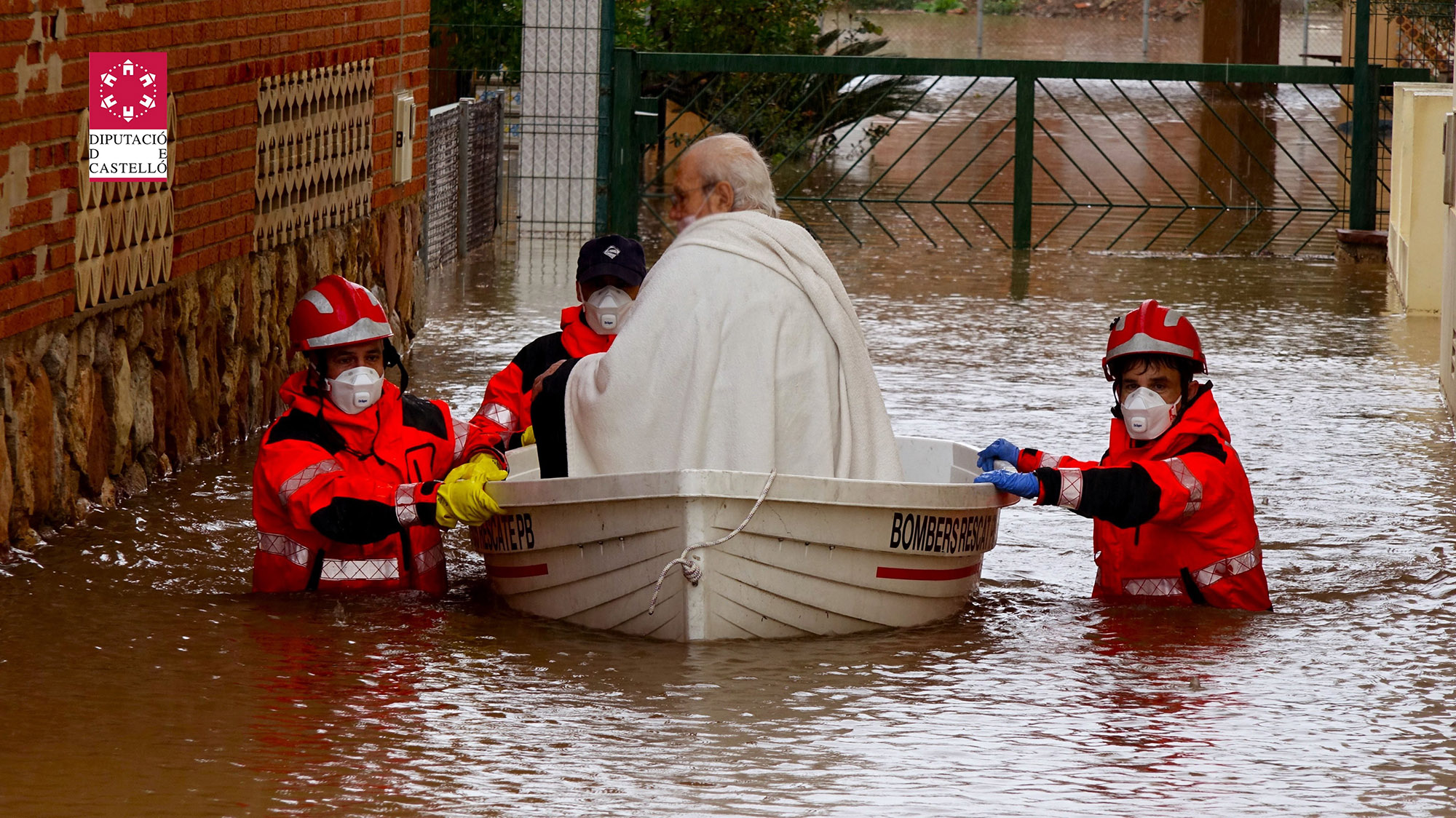 Read more about the article Firemen Rescue OAPs From Homes In Flooded Spanish Town
