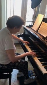 Read more about the article Viral Moment Alzheimers Gran Plays Piano Perfectly