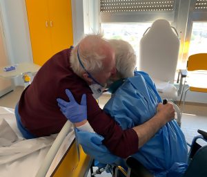 Read more about the article COVID Pair Married For 52 Years Reunite In Hospital Room