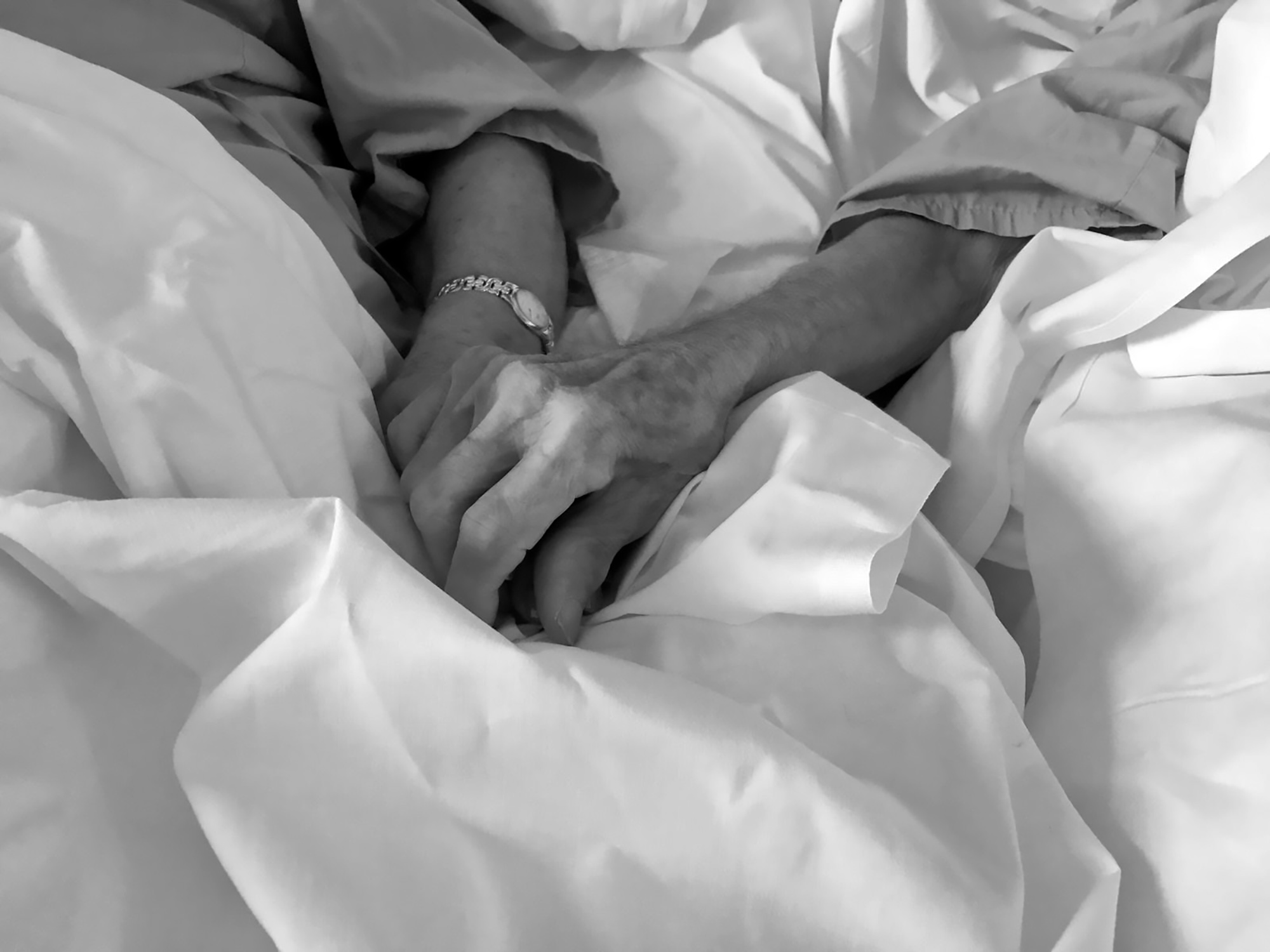 Read more about the article OAP COVID Couple Snapped Holding Hands In Hospital