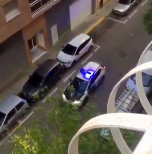 Read more about the article Moment Spanish Cop Stops To See Family During Lockdown