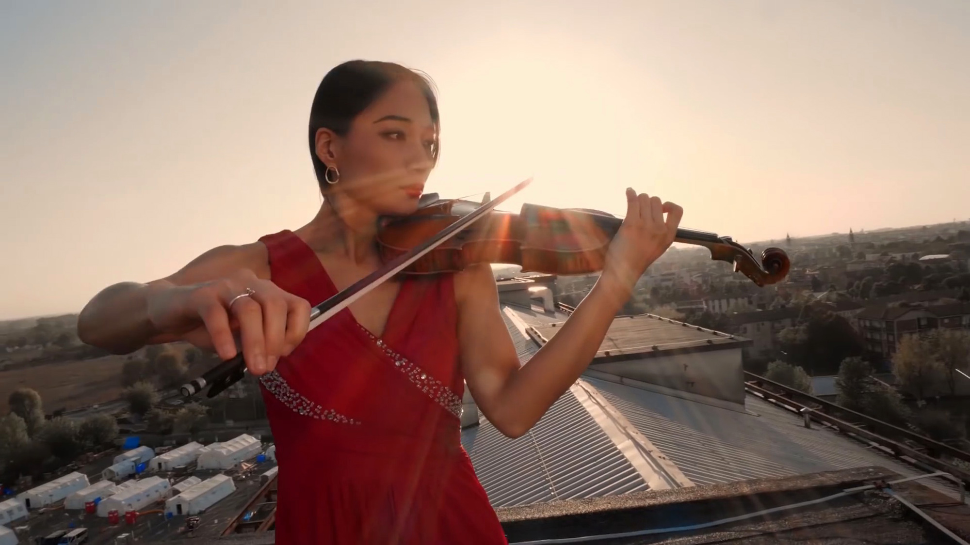 Read more about the article Violinist Plays Tribute Concert On Italy Hospital Roof