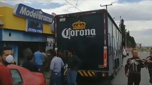 Read more about the article Mariachi Group Welcomes Corona Beer Lorry After Shortage