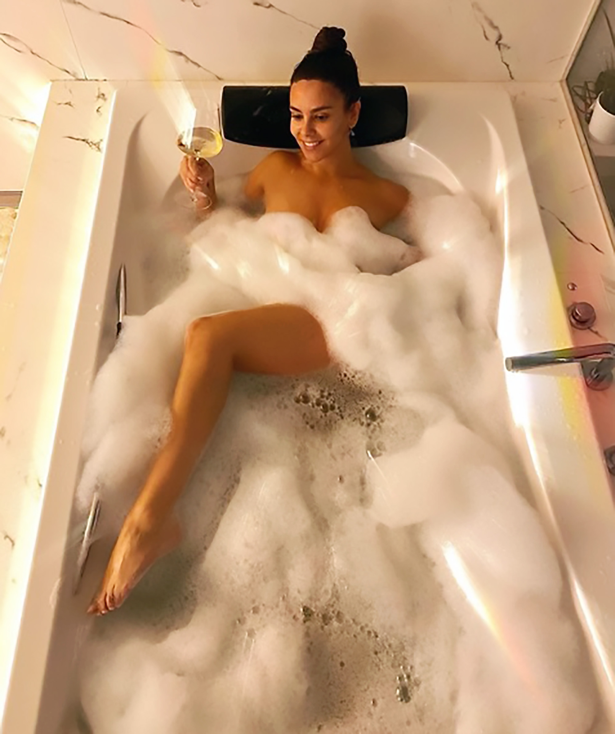 Read more about the article Spanish Star Poses Nude In Bath With Glass Of Champers