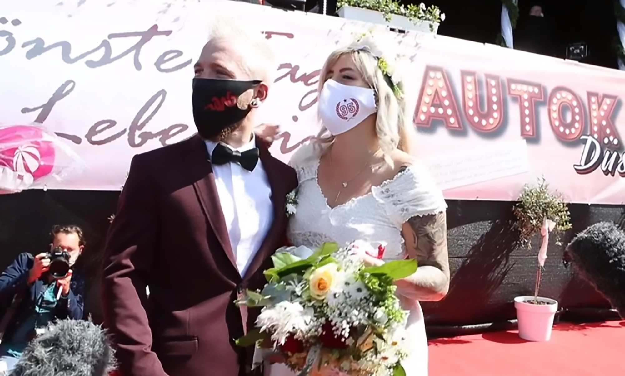 Read more about the article Couple Marries In Drive-In Cinema With Guests In Cars