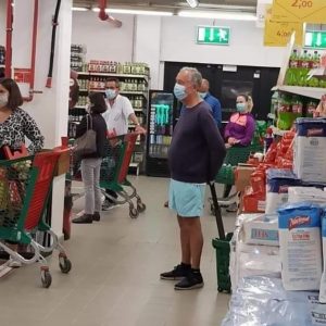 Read more about the article Portugal President Queues In Supermarket In Face Mask
