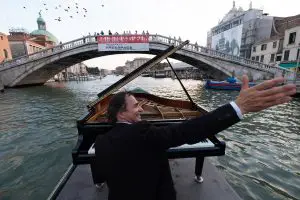 Read more about the article Pianist Performs Atop Boat Floating Down Venice Canal