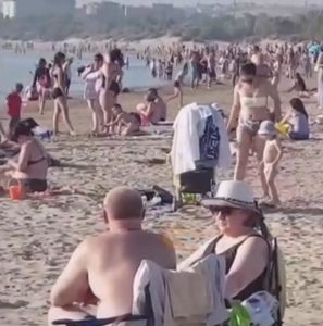 Read more about the article Hundreds Flock To Russian Beaches As Lockdown Eases