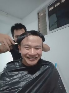 Read more about the article Netizen Cuts Hair Like Monk After Dare For 1M Comments