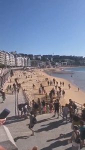 Read more about the article Crowds Descend Upon Spanish Beach During Low Tide