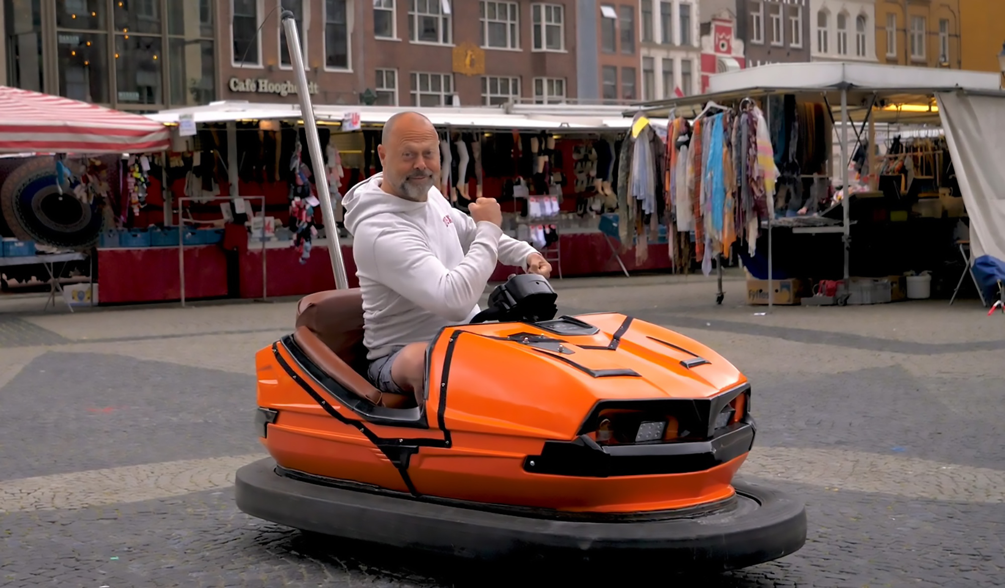 Read more about the article Man Cruises Streets To Meet Women In Bumper Car