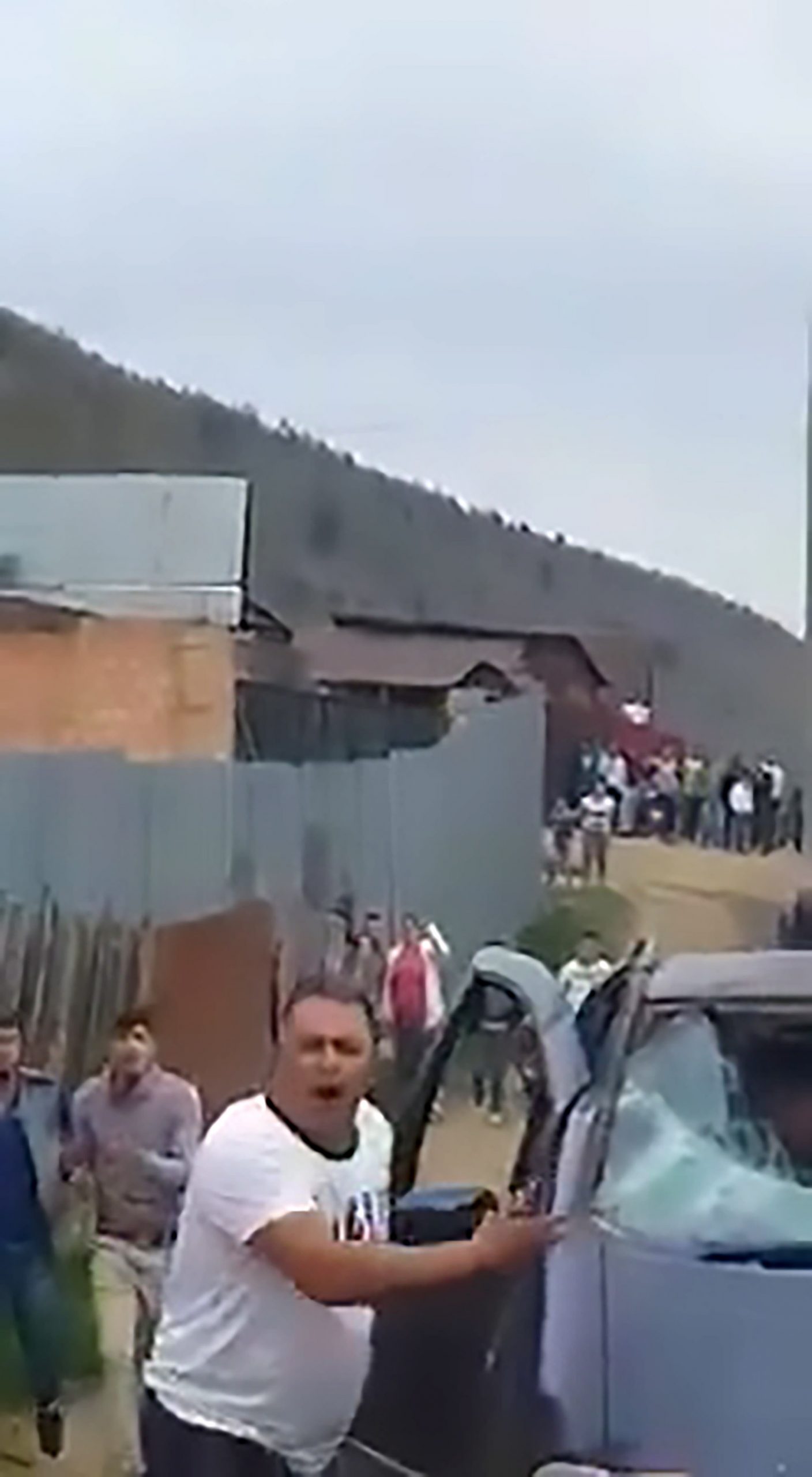 Read more about the article Moment Romanian Cops Battle With Warring Gypsy Clans