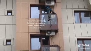 Read more about the article Professional Climber Hired To Rescue Duck From Balcony