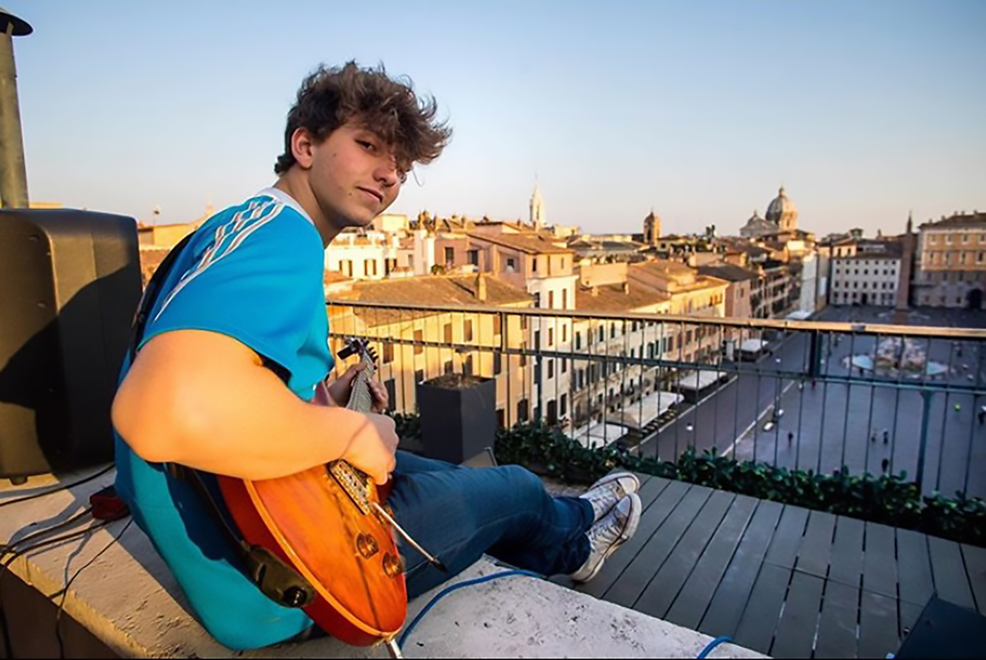 Read more about the article Headline Rome Guitar Player Plays To Crowd This Time