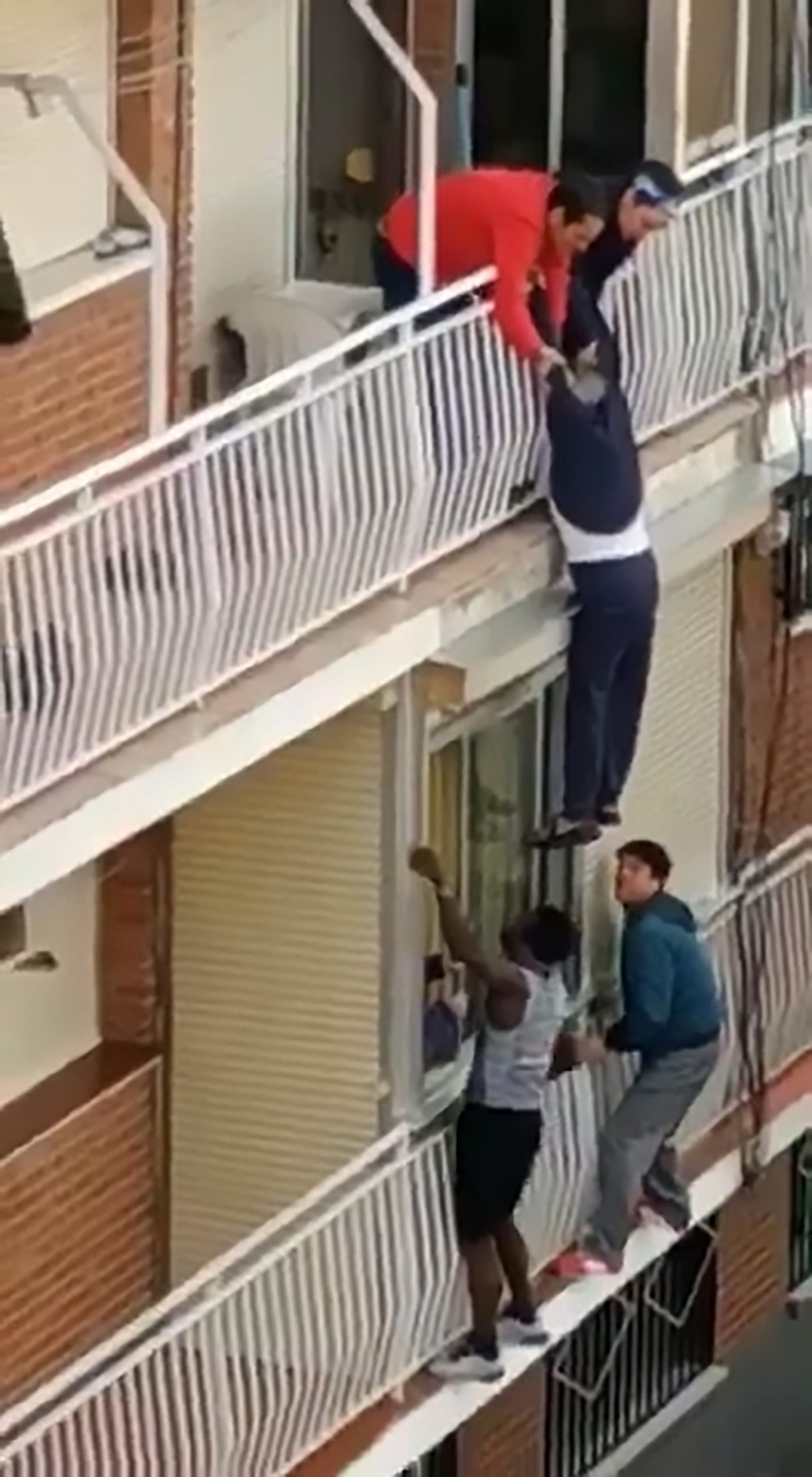Read more about the article Hero Spain Neighbours Rescue OAP Hanging From Balcony