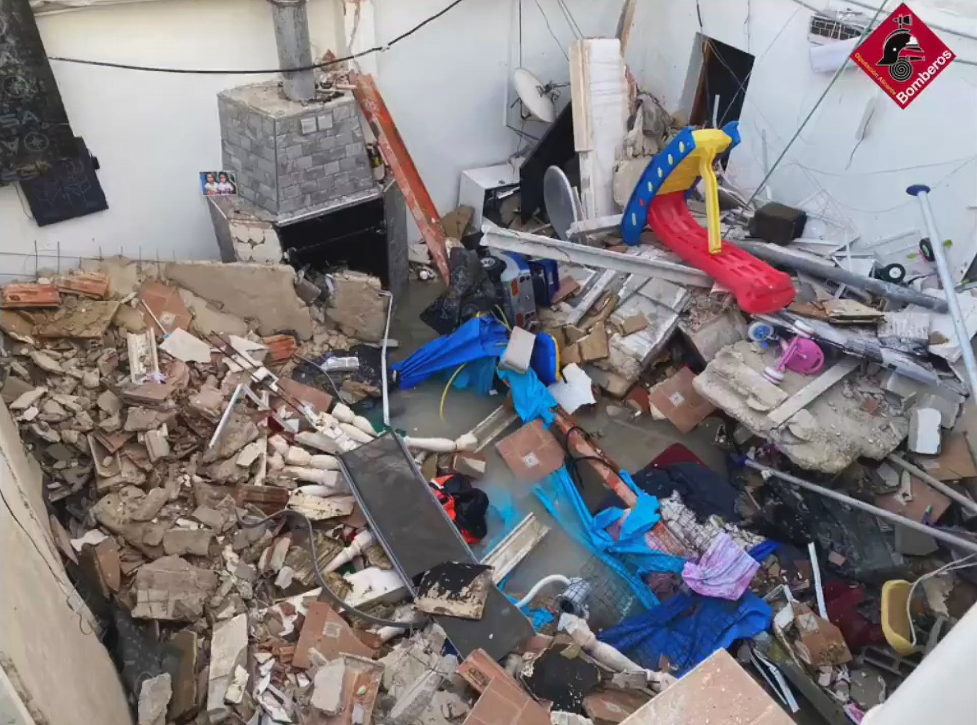 Read more about the article Rooftop Swimming Pool Collapses Into Family Living Room