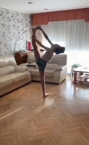 Read more about the article Amazing Moment Teen Skater Pirouettes In Living Room