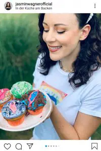 Read more about the article Top German Singer Bakes Delicious Vagina Cupcakes